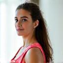 Retrato da Dra. Sofia Ribeiro, fisiologista do exercício, em trajes esporte chiques, transmitindo energia.